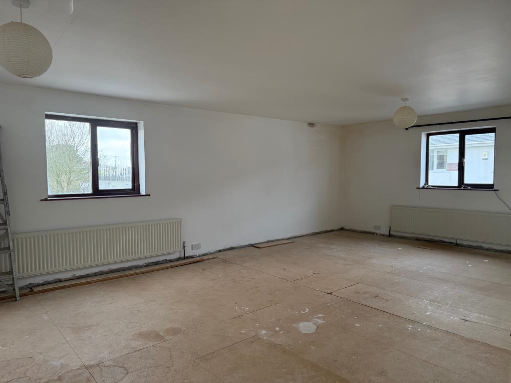 Lot: 174 - COACH HOUSE WITH SPACIOUS ACCOMMODATION PLUS FOUR SELF CONTAINED GARAGES AND PARKING - 